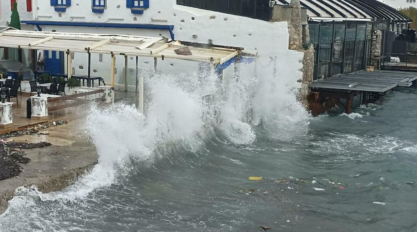 Bodrum'da fırtına! Feribot seferleri iptal edildi