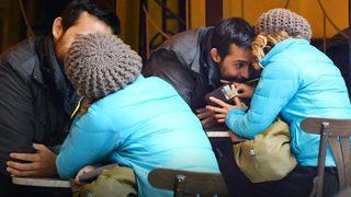 Ünlü oyuncu kimseye aldırmadı! Sevgilisini öpücüklere boğdu