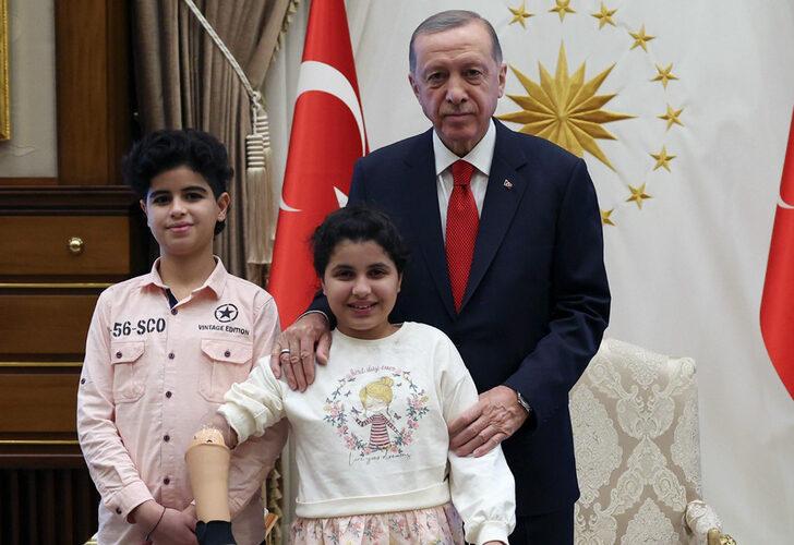 Cumhurbaşkanı Erdoğan, tedavi için Türkiye'ye getirilen Filistinli kardeşleri kabul etti