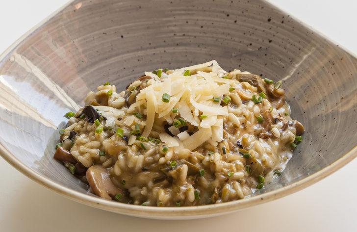 Kolay ve lezzetli mantarlı risotto tarifi! Zuhal Topal'la Yemekteyiz mantarlı risotto nasıl yapılır, malzemeleri neler?