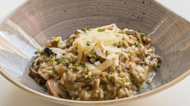 Kolay ve lezzetli mantarlı risotto tarifi! Zuhal Topal'la Yemekteyiz mantarlı risotto nasıl yapılır, malzemeleri neler?