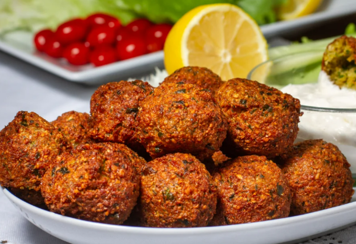 Nohuttan köfte olur mu demeyin: Enfes falafel tarifi! En ekonomik köfte