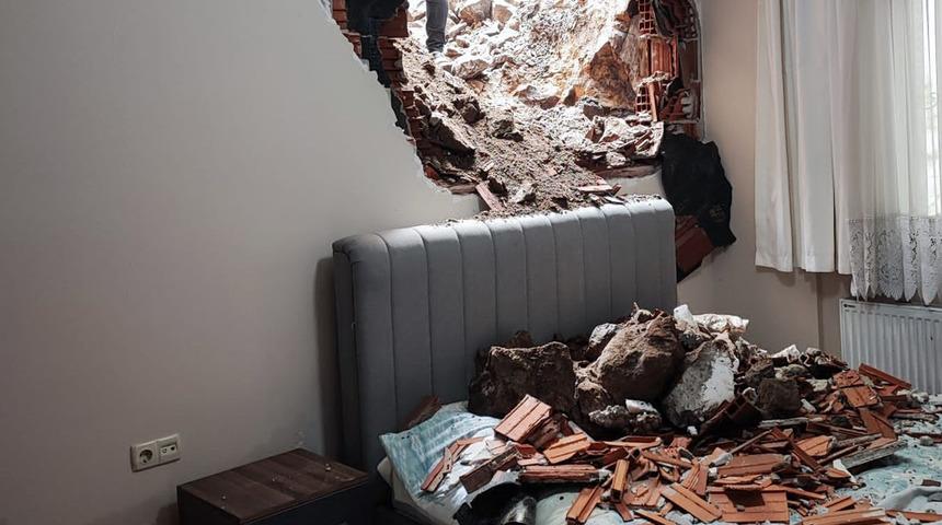 Bir garip olay! Evin duvarını delip çalışmaya devam ettiler