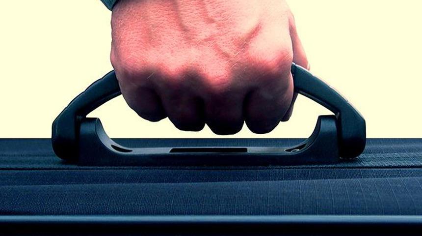 Para dolu çantayı çay içtiği kıraathanede unuttu!