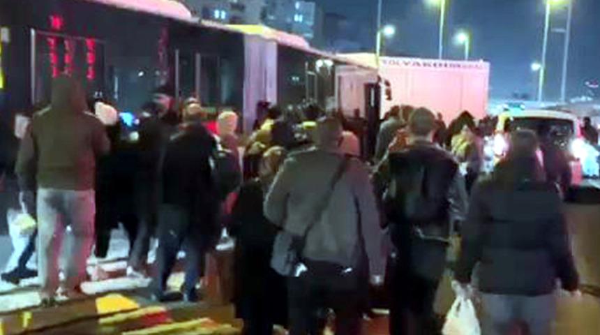 Avcılar'da metrobüs arızalandı! Duraklarda yoğunluk yaşandı