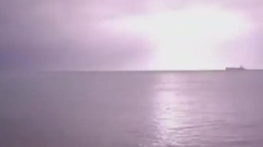 Meteoroloji uyarmıştı! İzmir Çeşme'de sağanak yağış başladı, şimşekler geceyi aydınlattı