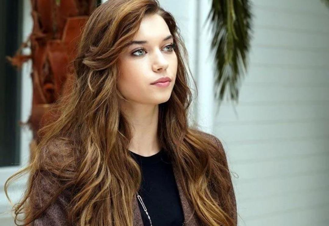 Yalı &Ccedil;apkını'nın Seyran'ı Afra Sara&ccedil;oğlu annesini paylaştı! G&ouml;renler "G&uuml;zellik anneden" dedi