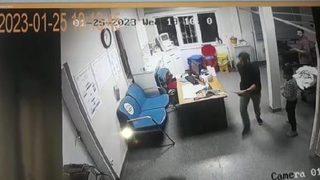 Kayınvalideleri ölen damatlardan sağlık çalışanlarına bıçaklı saldırı girişimi! Korku dolu anlar kamerada