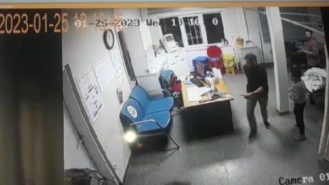 Kayınvalideleri ölen damatlardan sağlık çalışanlarına bıçaklı saldırı girişimi! Korku dolu anlar kamerada