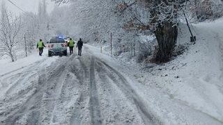 Şaşırtan görüntünün adresi İzmir! Lapa lapa kar yağdı, her yer beyaza büründü