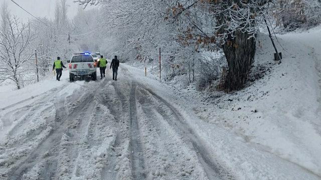 Şaşırtan görüntünün adresi İzmir! Lapa lapa kar yağdı, her yer beyaza büründü