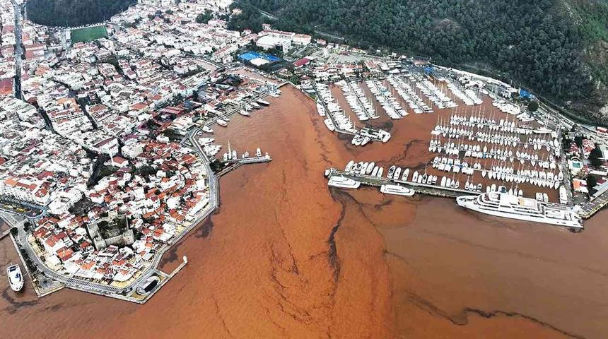 Görenler şaşkınlığını gizleyemedi! Marmaris'te denizin rengi boydan boya değişti
