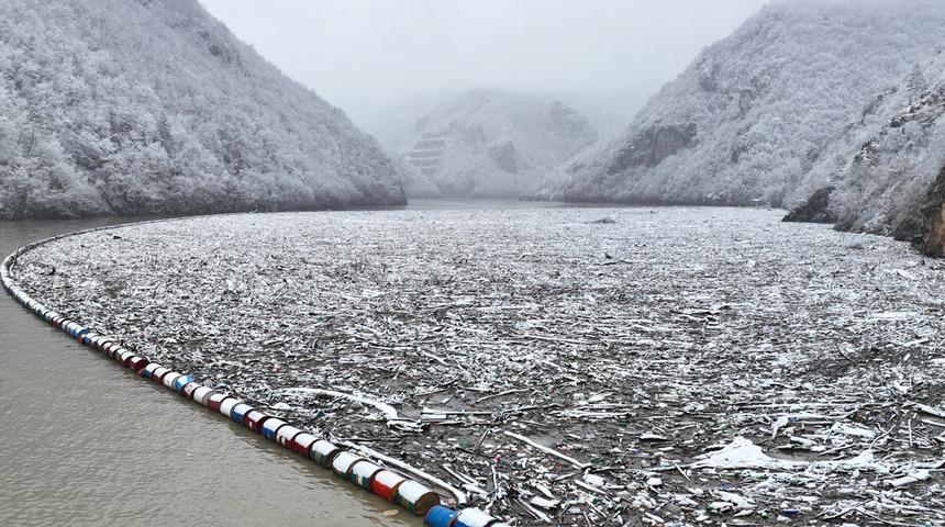 Romanlara konu olan Drina Nehri çöple kaplandı!