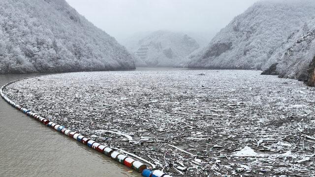 Romanlara konu olan Drina Nehri çöple kaplandı!
