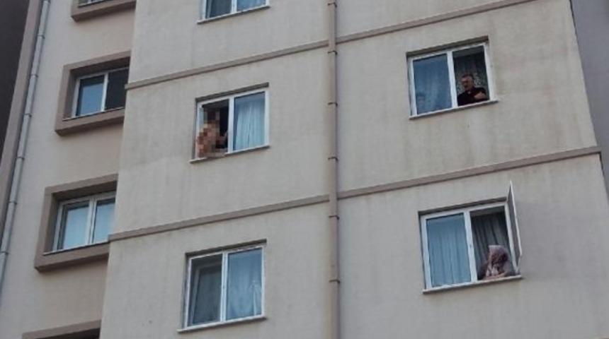Erkek arkadaşını rehin aldı! &Ccedil;ırıl&ccedil;ıplak pencereye &ccedil;ıktı
