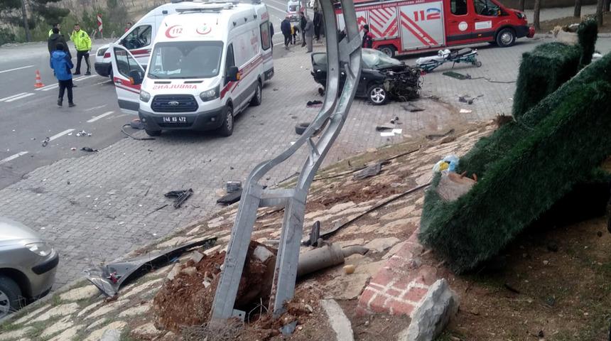 Otomobil elektrik direğine çarptı: Sürücü öldü, iki kişi yaralandı