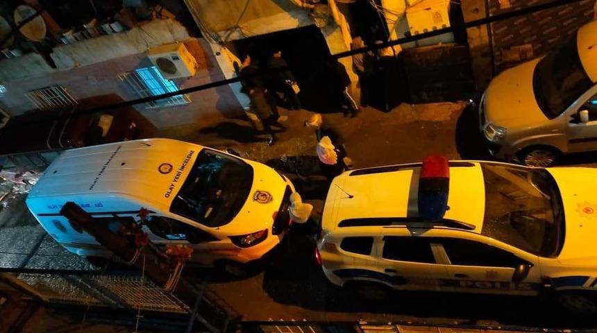 İzmir'de korkunç olay! Elleri plastik kelepçeyle bağlı asılı halde ölü bulundu 