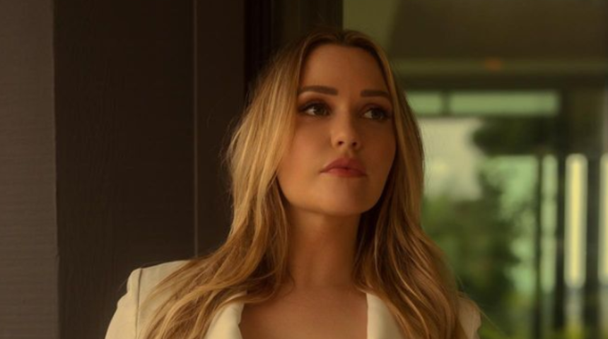 Yetişkin film yıldızı Mia Malkova transparan sabahlığıyla poz verdi! Hayranlarını resmen büyüledi... Yorumlar durmadı