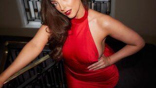 Sosyal medya fenomeni Nelly London cinsel ilişki oyuncağı serisini tanıttı! “Mastürbasyon size iyi gelir”