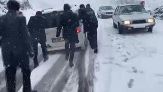 Tüm yurtta kar etkili oldu, araçlar yolda kaldı! Vali ve milletvekili aracı iterek kurtardı