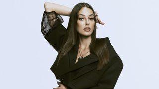 Dilan Çiçek Deniz sütyeni ve süper minisiyle poz verdi! Ortalık alev aldı