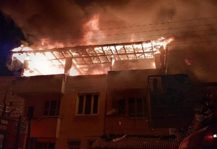 Tokat’ta 3 katlı binanın çatısı alev alev yandı! 2 saatte söndürüldü