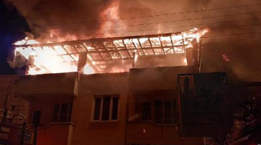 Tokat&rsquo;ta 3 katlı binanın &ccedil;atısı alev alev yandı! 2 saatte s&ouml;nd&uuml;r&uuml;ld&uuml;