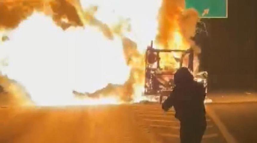 İstanbul'da İETT otobüsü alev alev yandı! Şoför son anda kendini dışarı attı