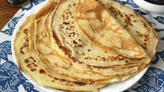 Kahvaltıların vazgeçilmezi akıtma tarifi! Akıtma (Krep) nasıl yapılır?