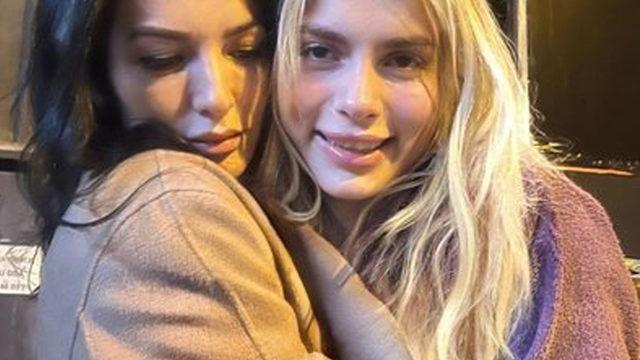 Sütyensiz halleri gündem olan Aleyna Tilki'nin annesi Havva Öztel taytıyla poz verdi! Aldık kiloları...