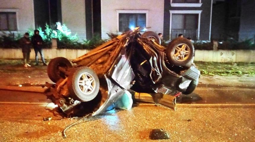 Korkunç kaza! Direğe çarpan cip ikiye katlandı