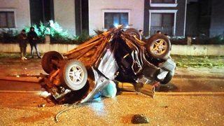 Korkunç kaza! Direğe çarpan cip ikiye katlandı