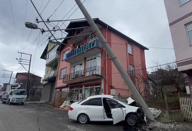 Ehliyetsiz sürücü önce yayaya ardından direğe çarptı!