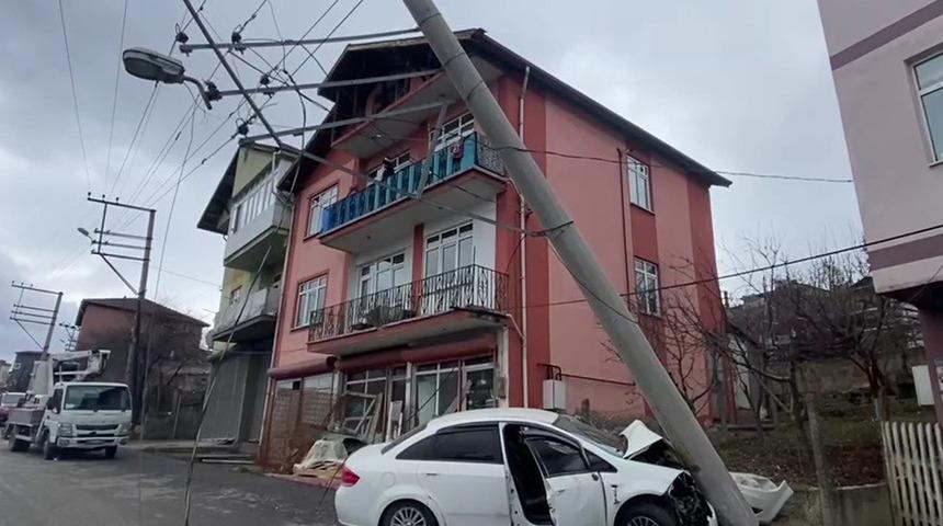 Ehliyetsiz sürücü önce yayaya ardından direğe çarptı!