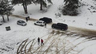 Bilecik'te vatandaşlar kar yağışı sonrası araçlarıyla yaylalara çıktı