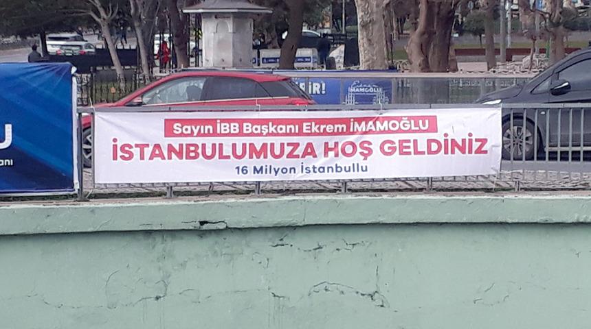 İBB Başkanı İmamoğlu'na tepki... Şehrin en işlek noktalarına asıldı! "İstanbul'umuza hoş geldiniz"