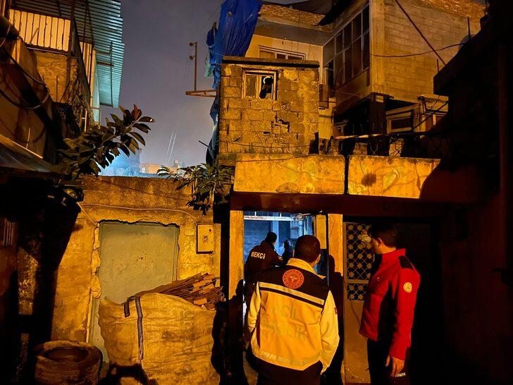 Mersin'de yangın çıkan evde dama sığınan 5 çocuk kurtarıldı