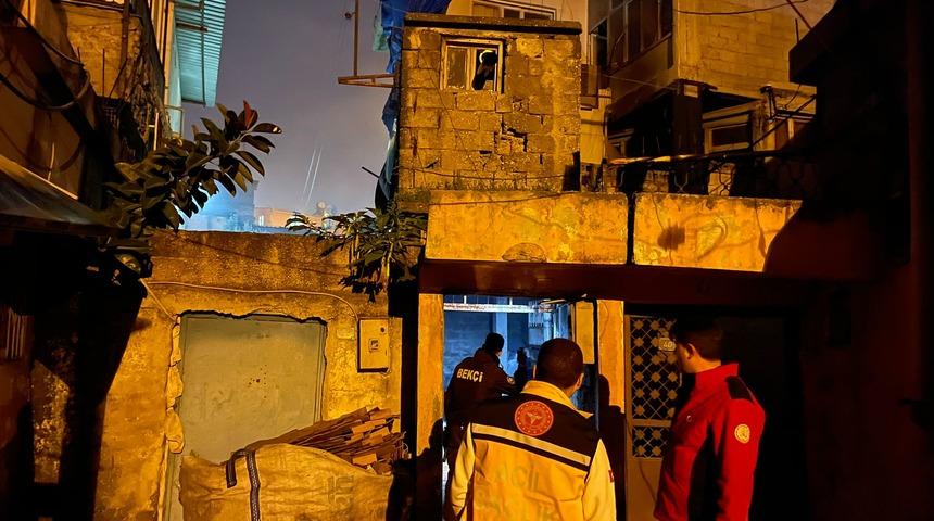 Mersin'de yangın çıkan evde dama sığınan 5 çocuk kurtarıldı