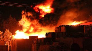 Bursa'da ısı yalıtım malzemeleri bulunan iş yerindeki yangın söndürüldü