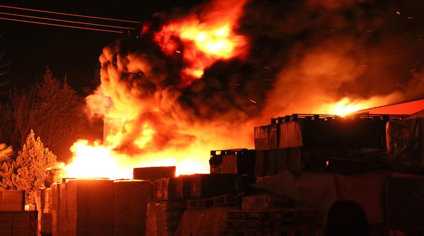 Bursa'da ısı yalıtım malzemeleri bulunan iş yerindeki yangın söndürüldü
