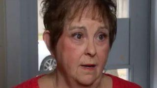 Kapıyı tüfeğiyle açıyor! Evinin genelev zannedildiğini söyleyen kadın ziyaretçilerden isyan etti... Tabelalı önlem aldı