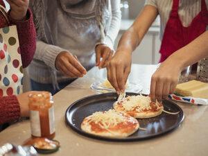 Airfryer 3 peynirli pizza tarifi: Airfryer'da 3 peynirli pizza nasıl yapılır?