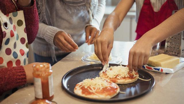 Airfryer 3 peynirli pizza tarifi: Airfryer'da 3 peynirli pizza nasıl yapılır?