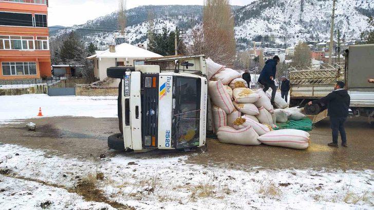 Saman yüklü kamyon devrildi: 1 kişi yaralandı