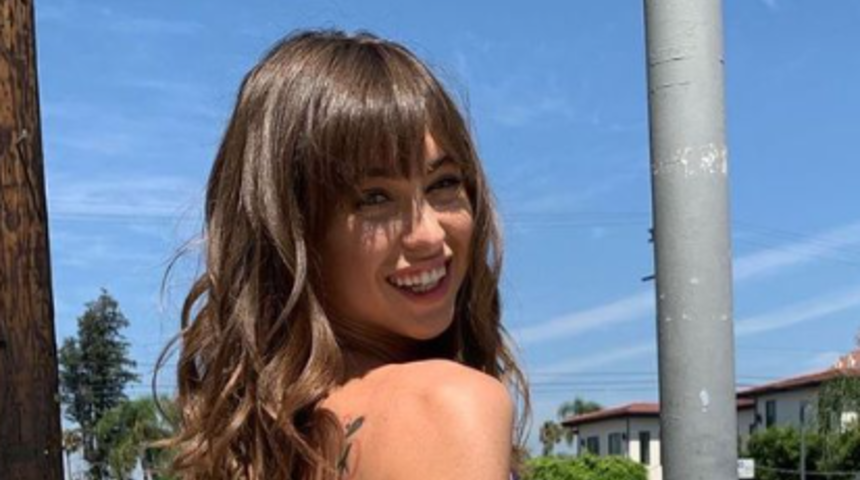 Eski yetişkin film yıldızı Riley Reid, ayna karşısında verdiği cesur pozları yürekleri hoplattı! Beğeni butonu çöktü