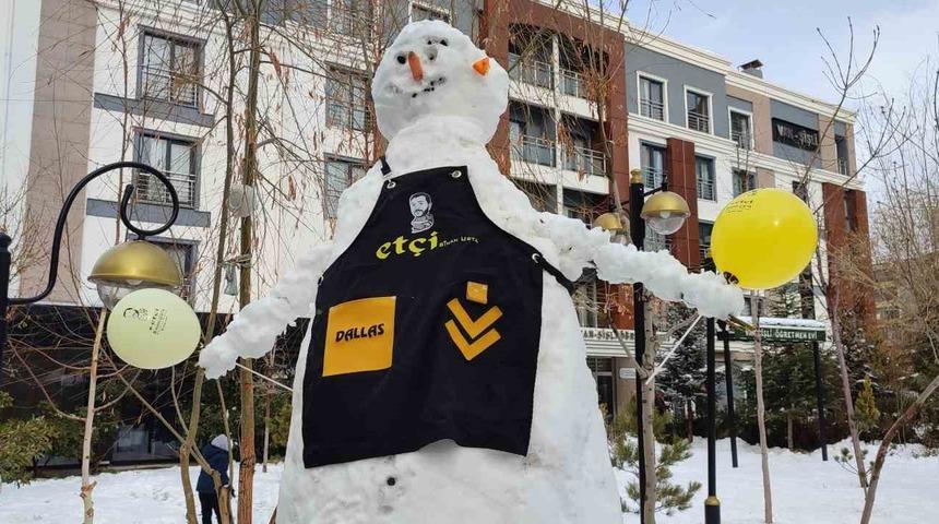 Kar yağışı şehir merkezinde eğlenceye dönüştü