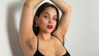 Sosyal medyada müstehcen pozlarını satarak servet kazanıyor! “Kıllarımı almadığım için ölüm tehditleri alıyorum”