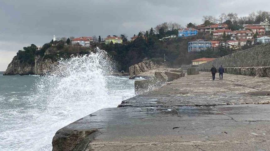 Dalgalar mendireği aştı! Dalgalara ve soğuk havaya karşı yürüyüş 'Olduğu yere geçmem'