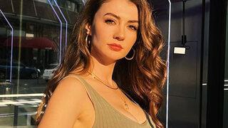 Burcu Özberk külotlu çorabıyla poz verdi! Yalı Çapkını'nın yıldızı dayanamadı