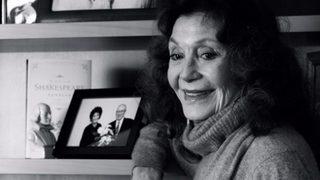 Yıldız Kenter’e öğrencilerinden sürpriz ziyaret!